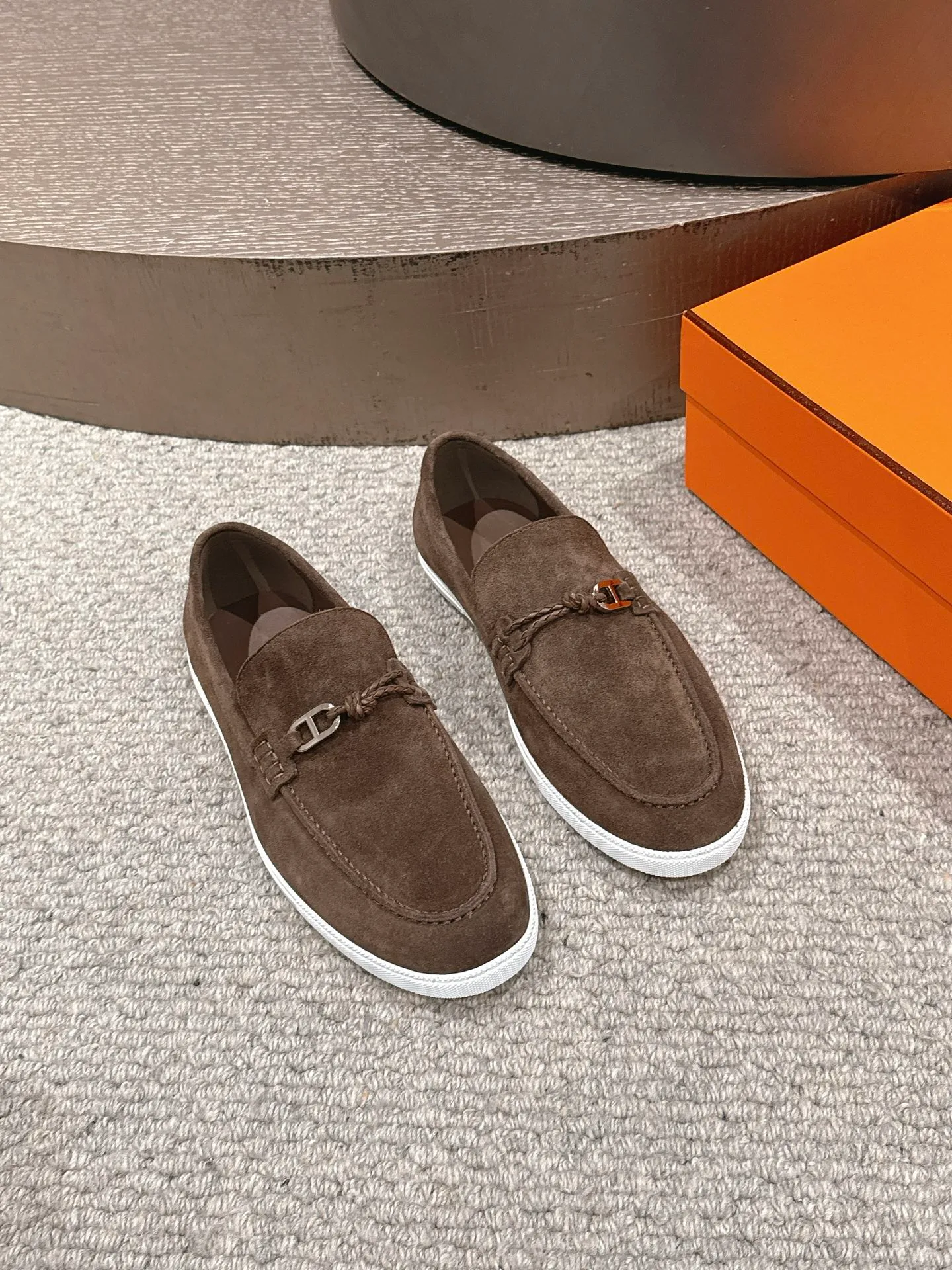 【ΗERMES】 P:540💰 Size: 39-45 (45.46. Customized) Hermes Men's Slip-on Loafers Lgnacio Series Couple's Loafers Casual Sports Shoes Original Purchase Development Made Goods This calfskin loafer is decorated with leather braiding and "Chaine d'Ancre" buckle. Fashionable nautical style loafers, ideal for land and seaside. Exquisite packaging at the delivery counter 🛍📦 Fabric: Original customized imported first-layer cowhide/cow suede Lining: Imported soft cowhide lining Sole: Original molded non-slip TPU material Bottom thickness: 2CM